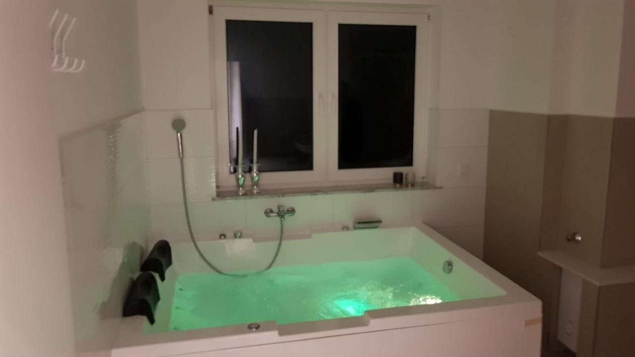 Ferienwohnung Mit Jacuzzi Naehe Flughafen Koeln Bonn Troisdorf Exterior photo