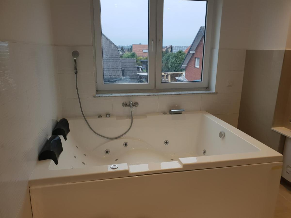 Ferienwohnung Mit Jacuzzi Naehe Flughafen Koeln Bonn Troisdorf Exterior photo